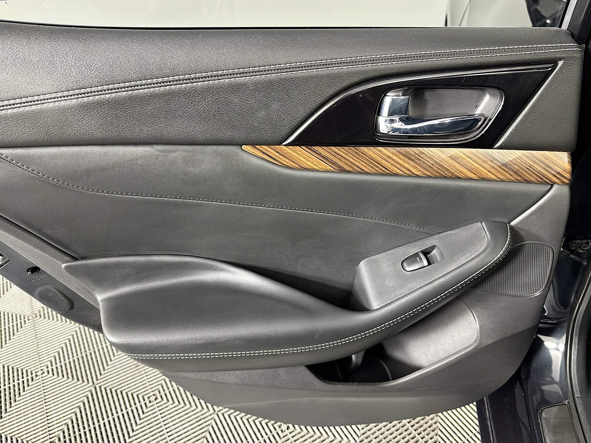 Used 2016 Nissan Maxima Platinum image 25