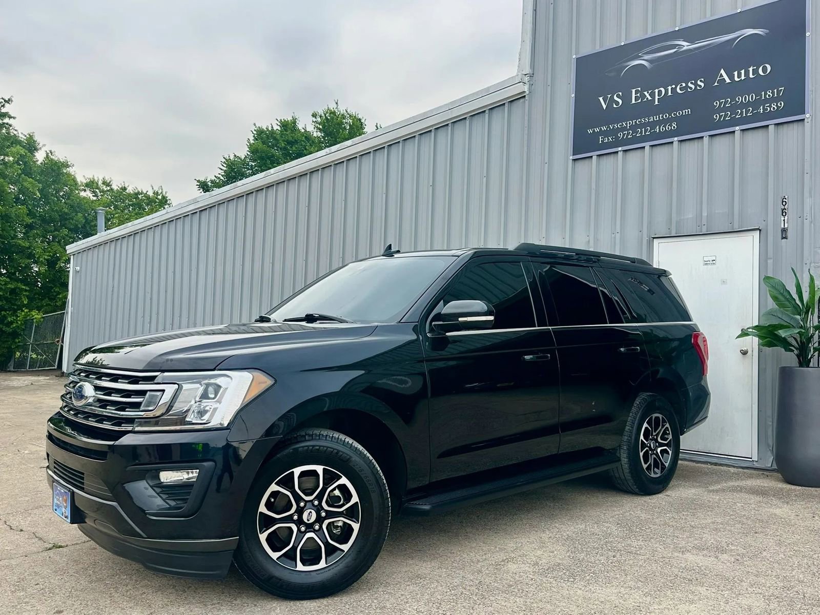 Used 2020 Ford Expedition XLT w/ Black Accent Package RWD image 1