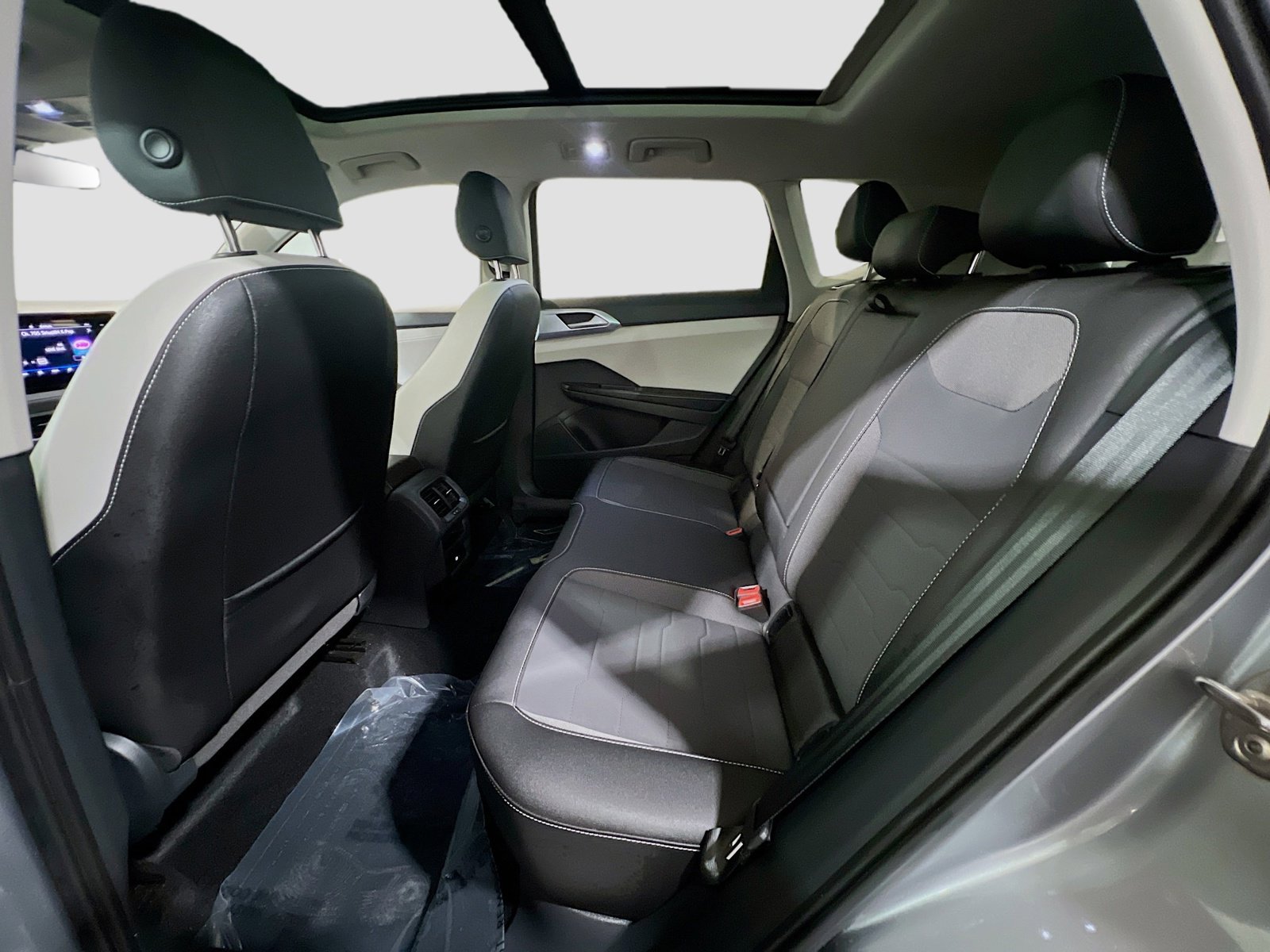 Used 2025 Volkswagen Taos SE w/ Panoramic Sunroof Package FWD image 17