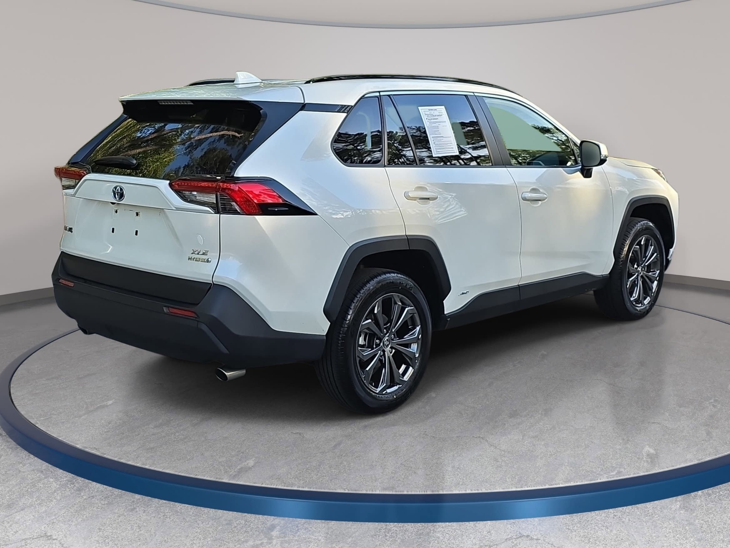 Used 2022 Toyota RAV4 XLE Premium image 5