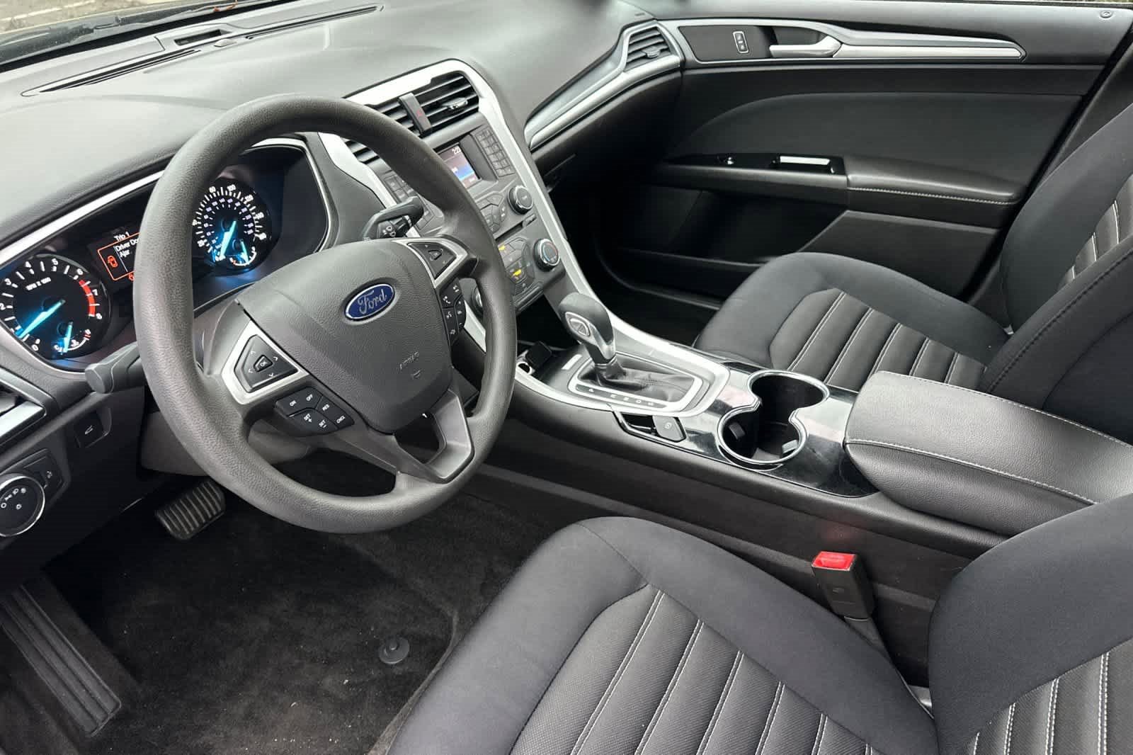 Used 2015 Ford Fusion SE image 12