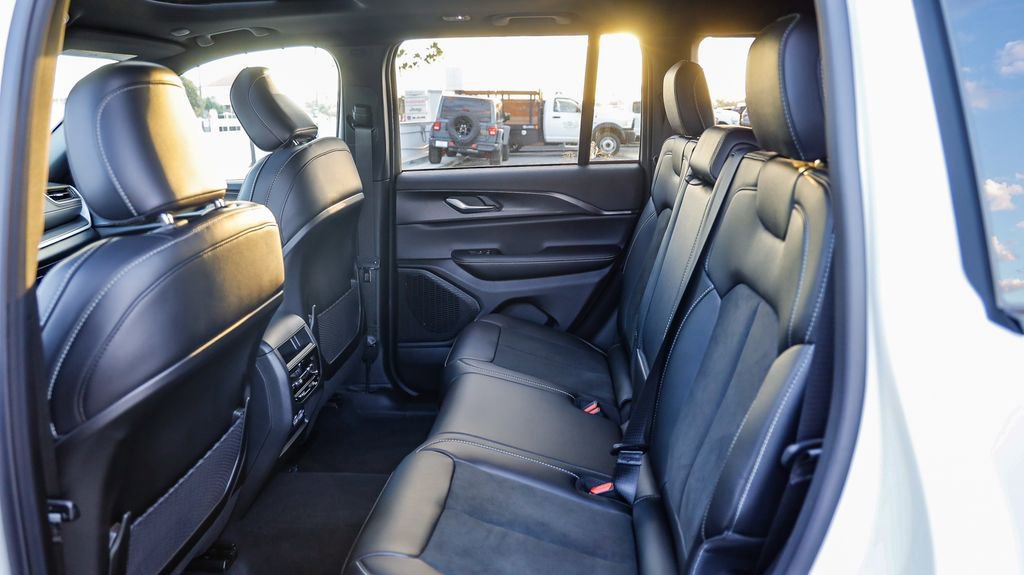 New 2025 Jeep Grand Cherokee Altitude image 20