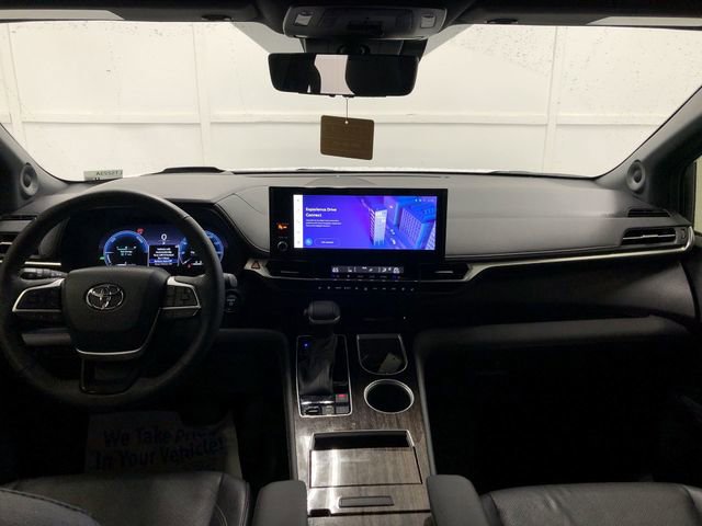 Used 2025 Toyota Sienna Platinum AWD/4WD image 15