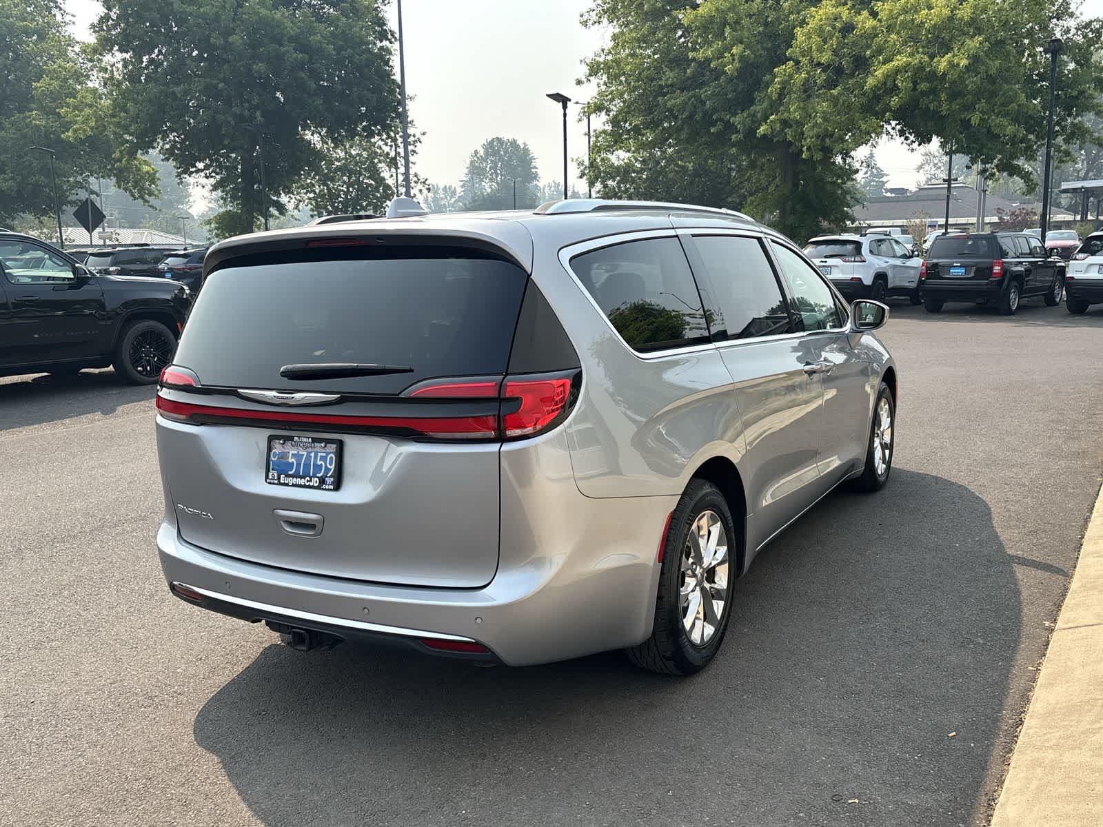 Used 2021 Chrysler Pacifica Touring-L FWD image 5