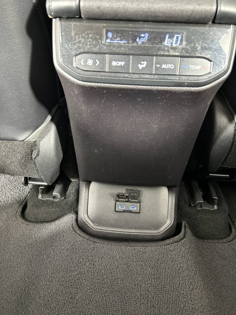 Used 2022 Toyota Highlander XLE FWD image 18