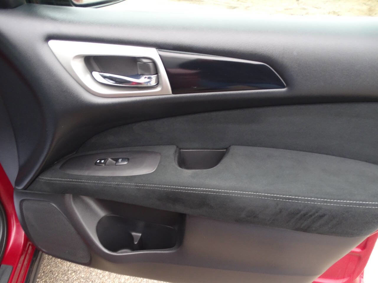 Used 2015 Nissan Pathfinder SV image 40