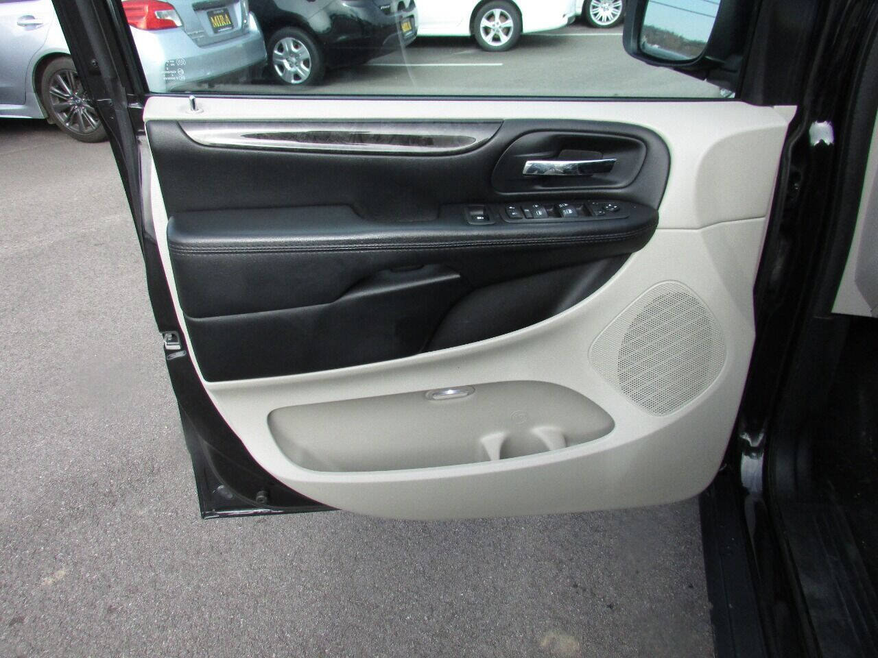 Used 2015 Dodge Grand Caravan SXT FWD image 12