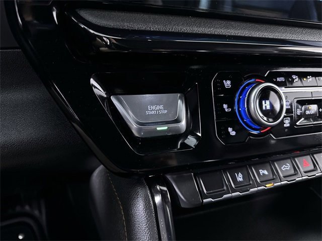 Used 2025 GMC Sierra 2500 AT4 image 17