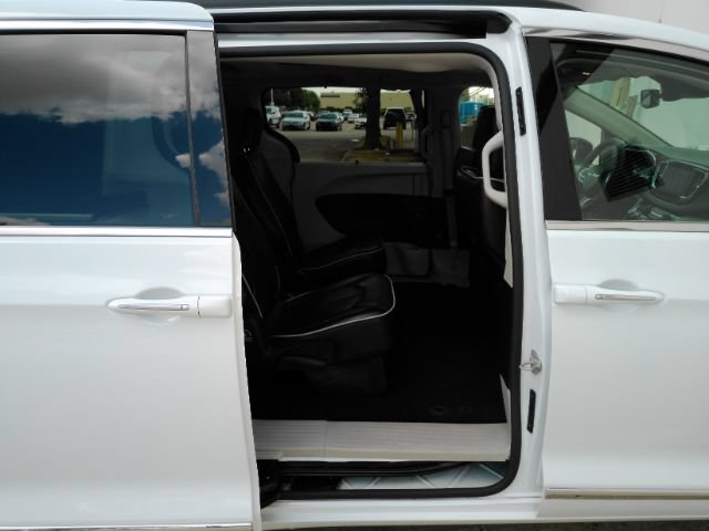 Used 2023 Chrysler Pacifica Limited FWD image 26