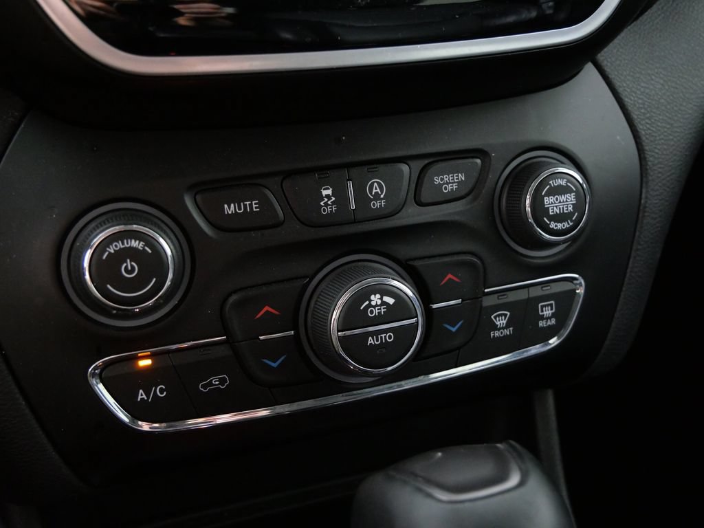 Used 2019 Jeep Cherokee Limited w/ Luxury Group AWD/4WD image 19