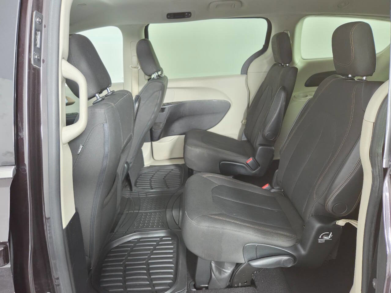 Used 2017 Chrysler Pacifica LX FWD image 19