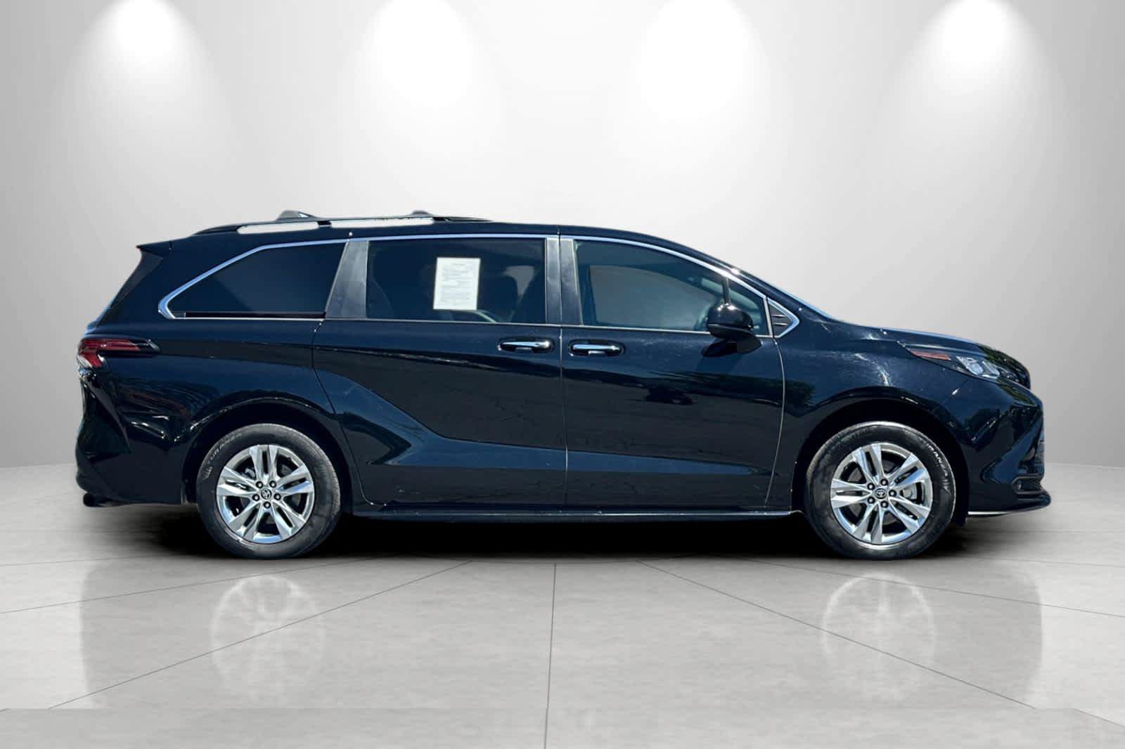 Used 2022 Toyota Sienna XLE Woodland Edition AWD/4WD image 8