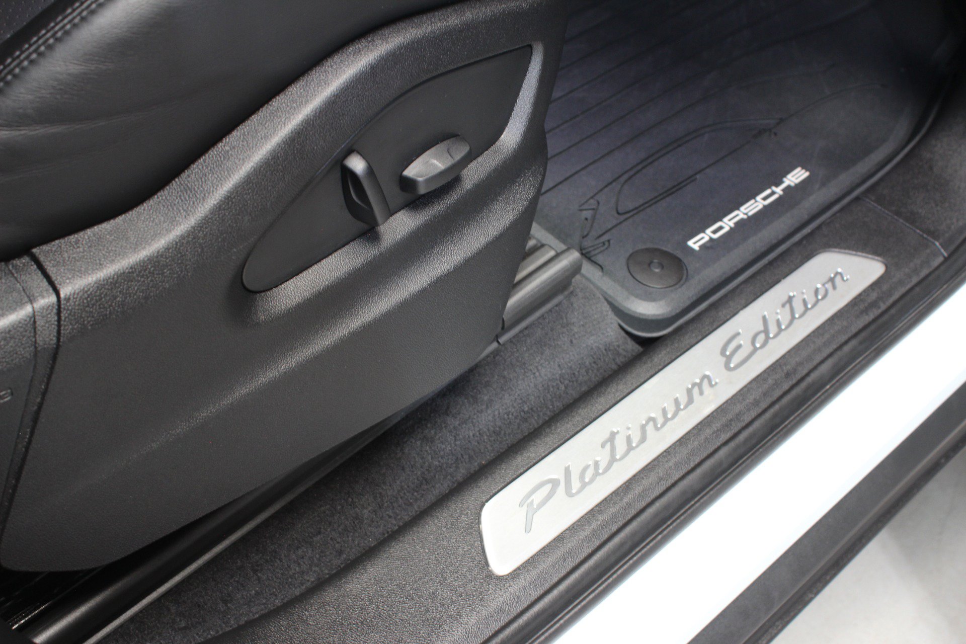 Used 2022 Porsche Cayenne Platinum Edition AWD/4WD image 53