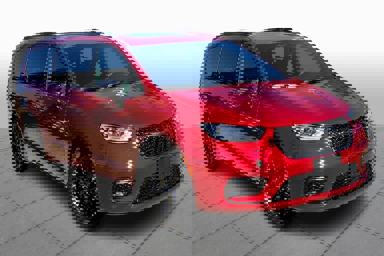 Used 2025 Chrysler Pacifica Limited image 2