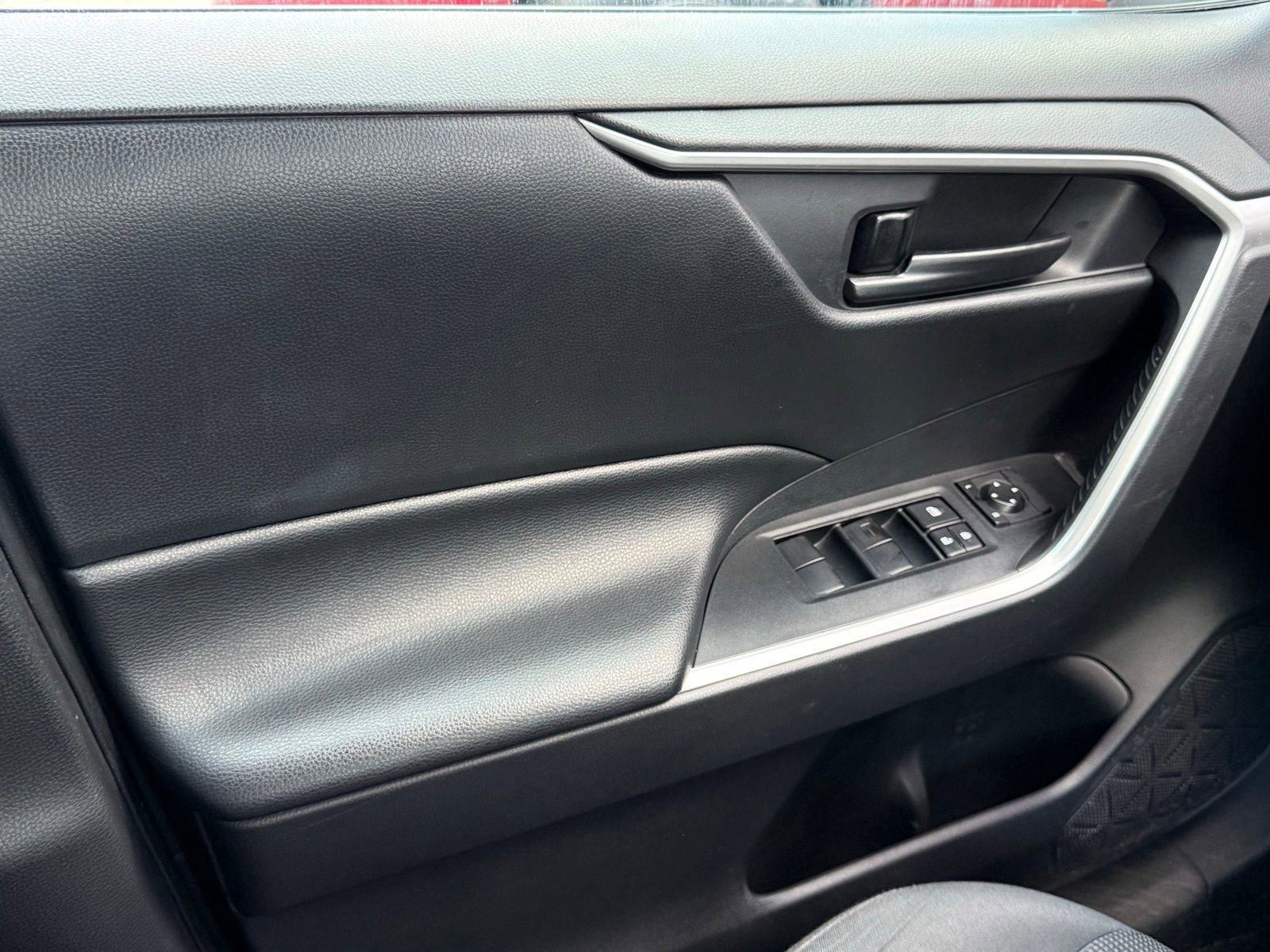 Used 2019 Toyota RAV4 LE AWD/4WD image 32