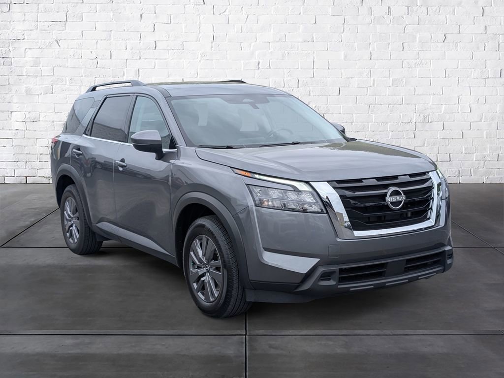 Used 2024 Nissan Pathfinder SV image 2
