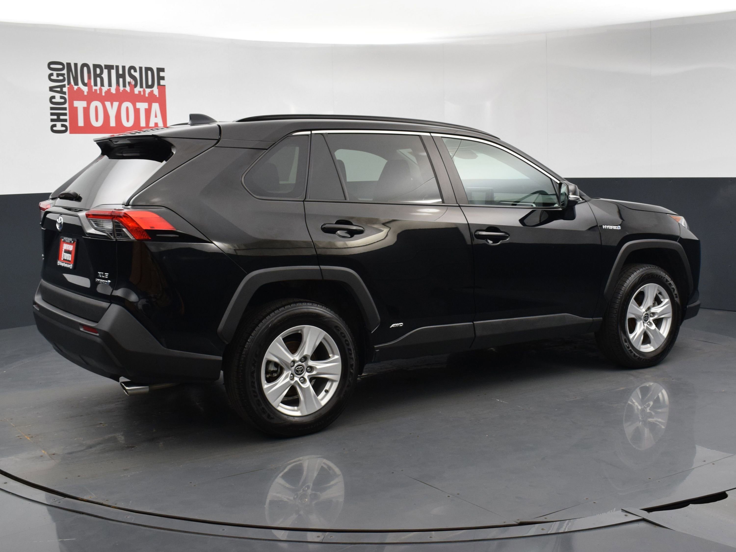 Used 2021 Toyota RAV4 XLE w/ Convenience Package AWD/4WD image 4