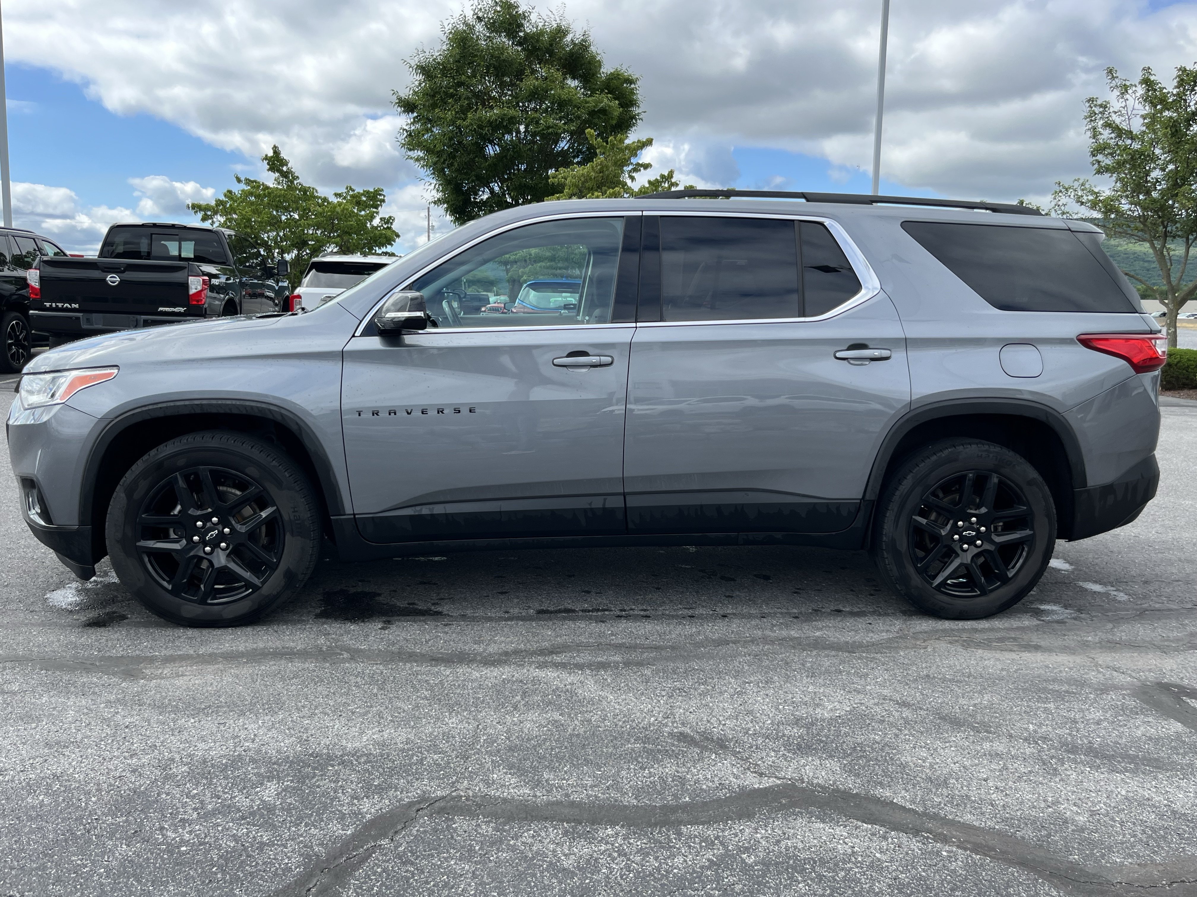 Used 2021 Chevrolet Traverse LT w/ LPO, Blackout Package AWD/4WD image 11