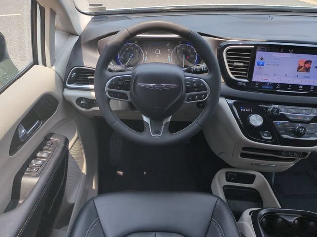Used 2024 Chrysler Pacifica Touring-L FWD image 16