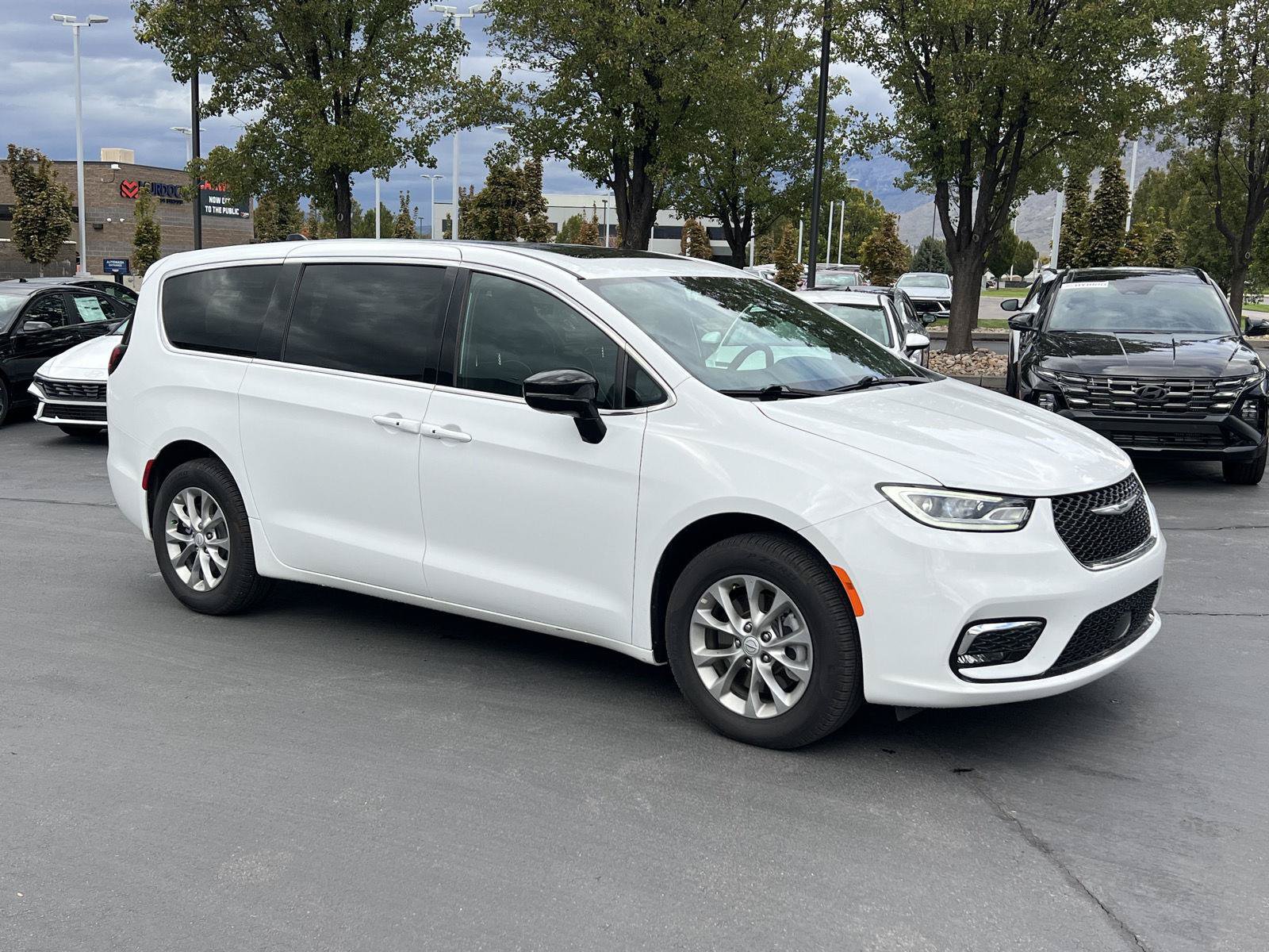 Used 2026 Chrysler Pacifica Limited AWD/4WD image 12