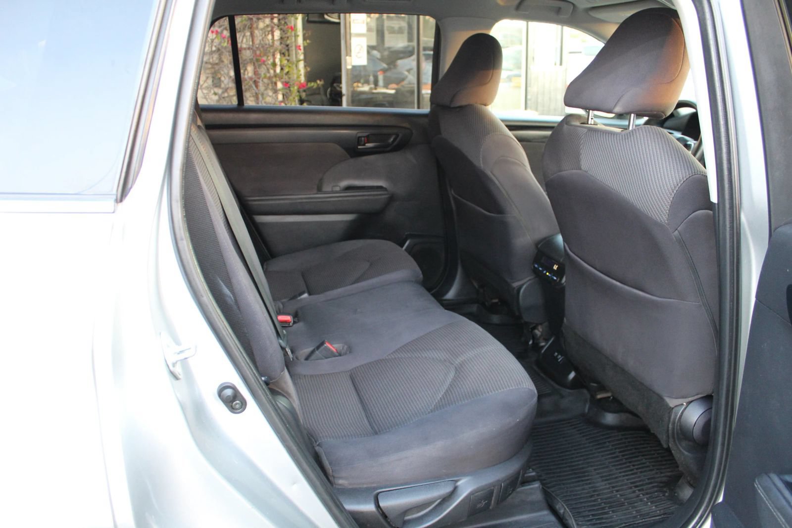 Used 2021 Toyota Highlander L FWD image 11