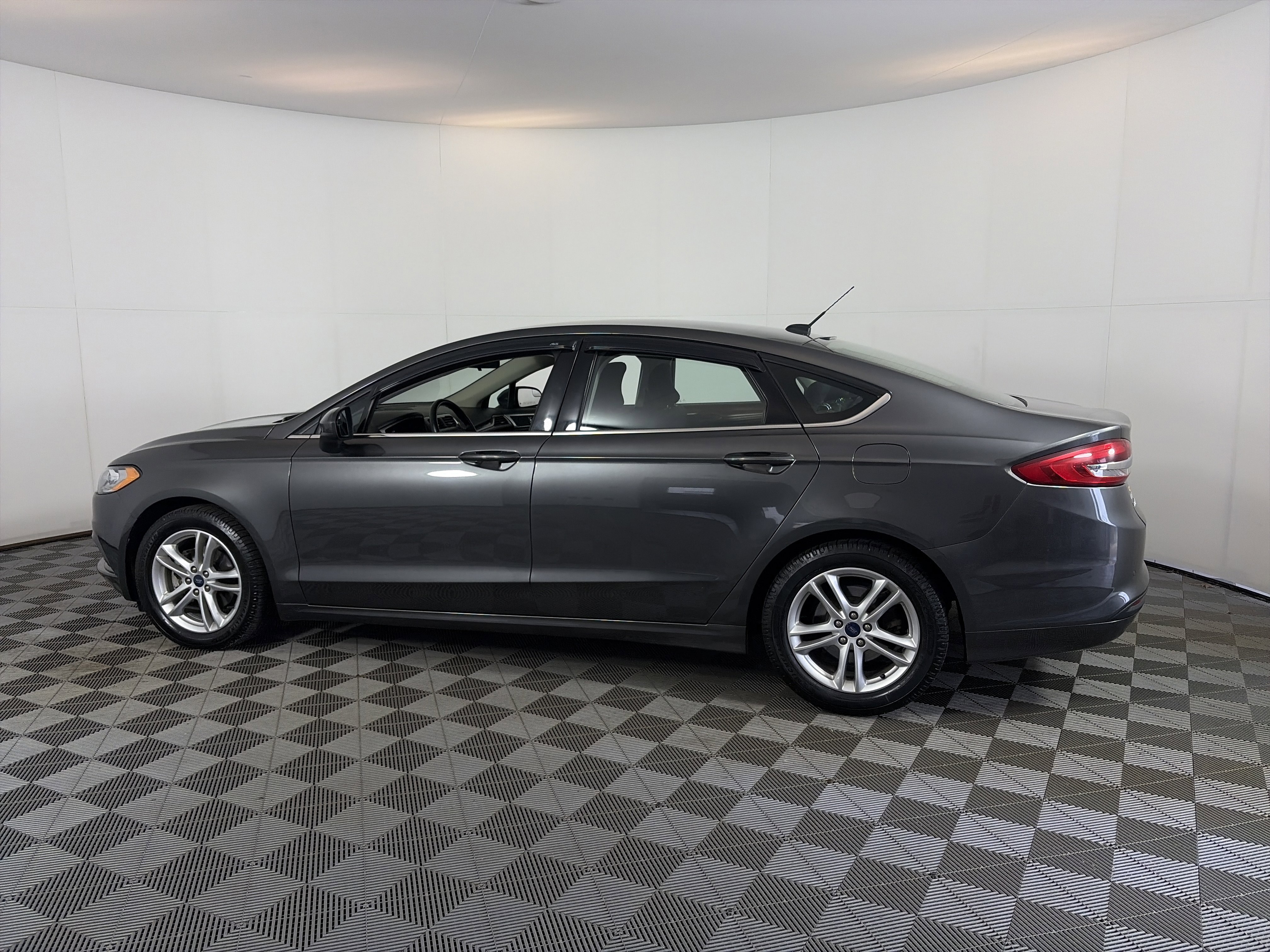 Used 2018 Ford Fusion SE w/ Fusion SE Technology Package FWD image 8