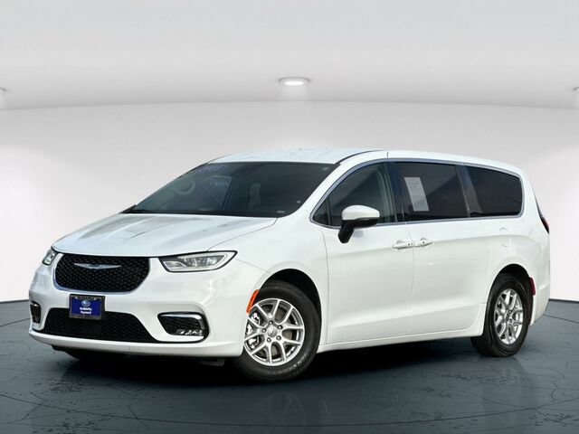 Used 2023 Chrysler Pacifica Touring-L FWD image 2