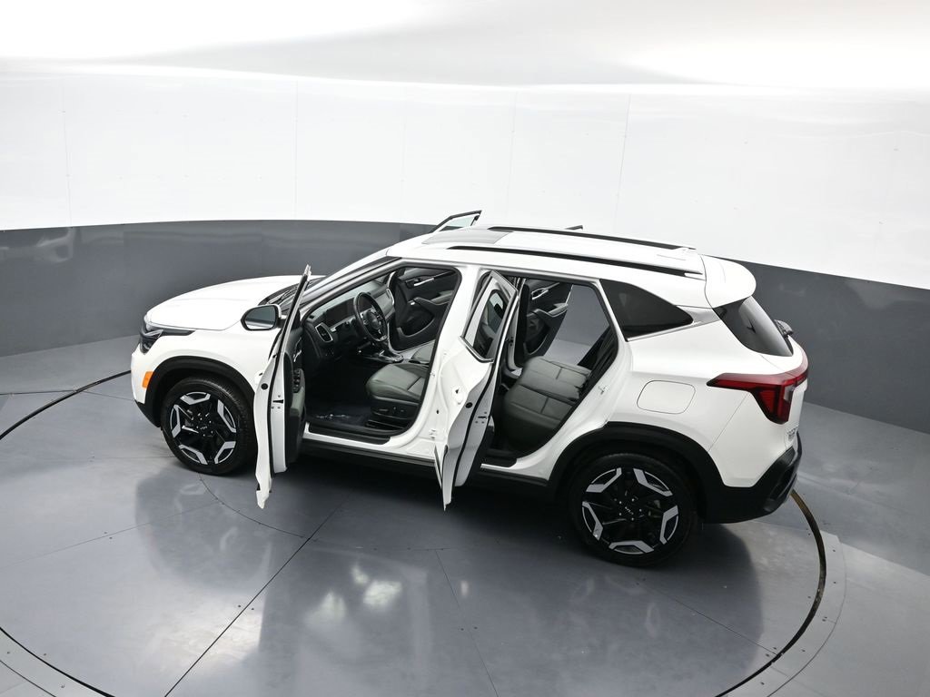 Certified 2025 Kia Seltos SX w/ SX Sunroof Package image 45