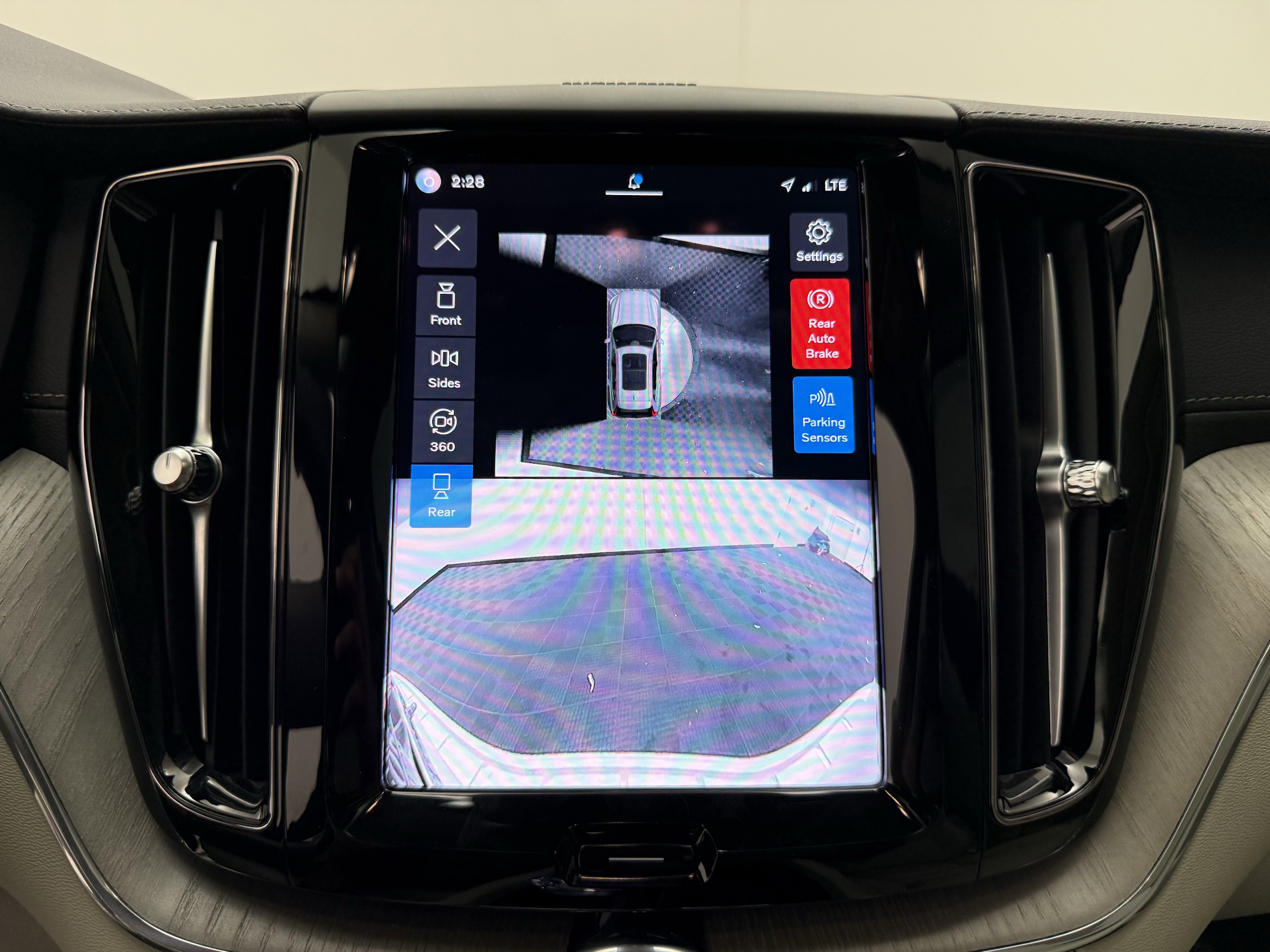 Certified 2024 Volvo XC60 B5 Ultimate w/ Protection Package Premier image 19