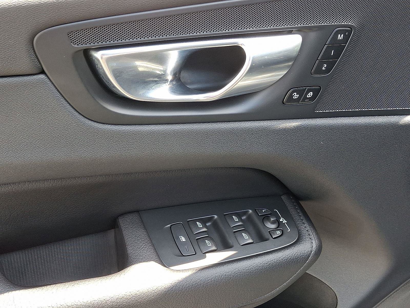 Certified 2022 Volvo XC60 B5 Momentum w/ Climate Package image 12