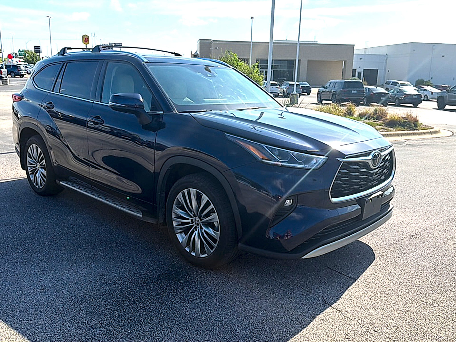 Used 2021 Toyota Highlander Platinum FWD image 3