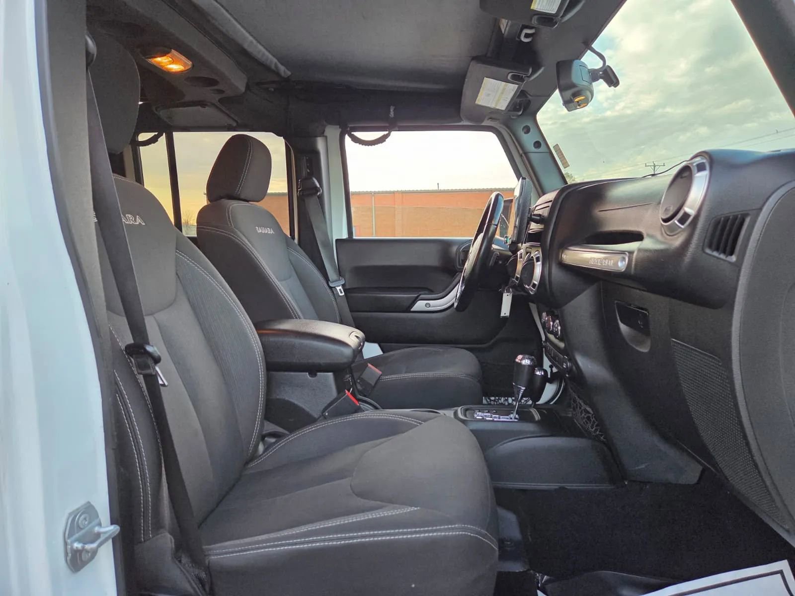 Used 2017 Jeep Wrangler Unlimited Sahara w/ Connectivity Group AWD/4WD image 10