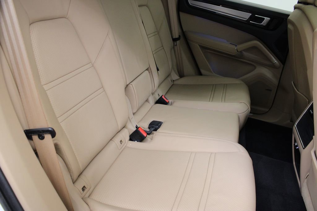 Certified 2023 Porsche Cayenne Platinum Edition image 28