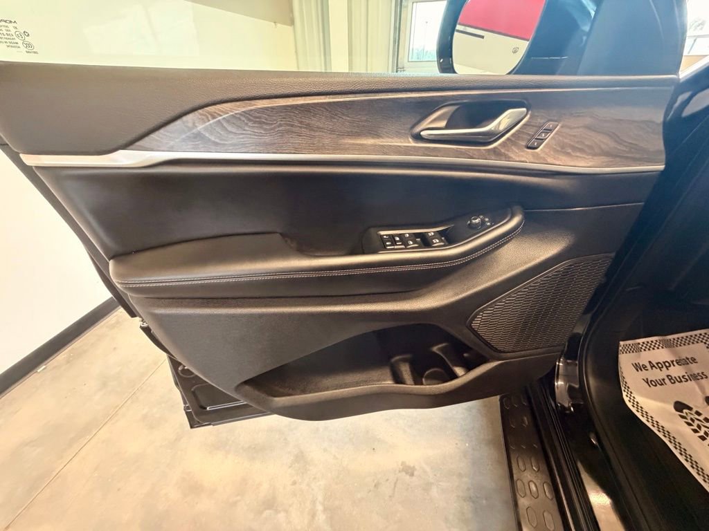 Used 2025 Jeep Grand Cherokee L Limited AWD/4WD image 22