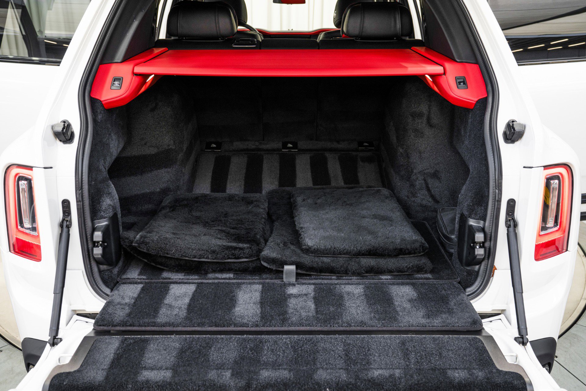 Used 2023 Rolls-Royce Cullinan Black Badge w/ Dark Exterior Package image 16