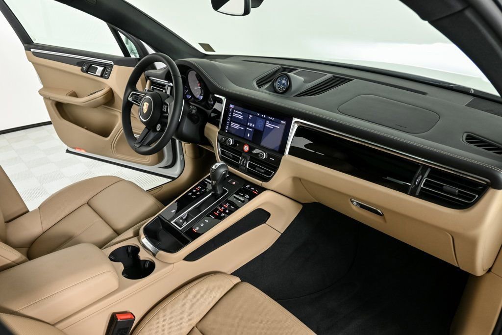 Certified 2025 Porsche Macan image 24