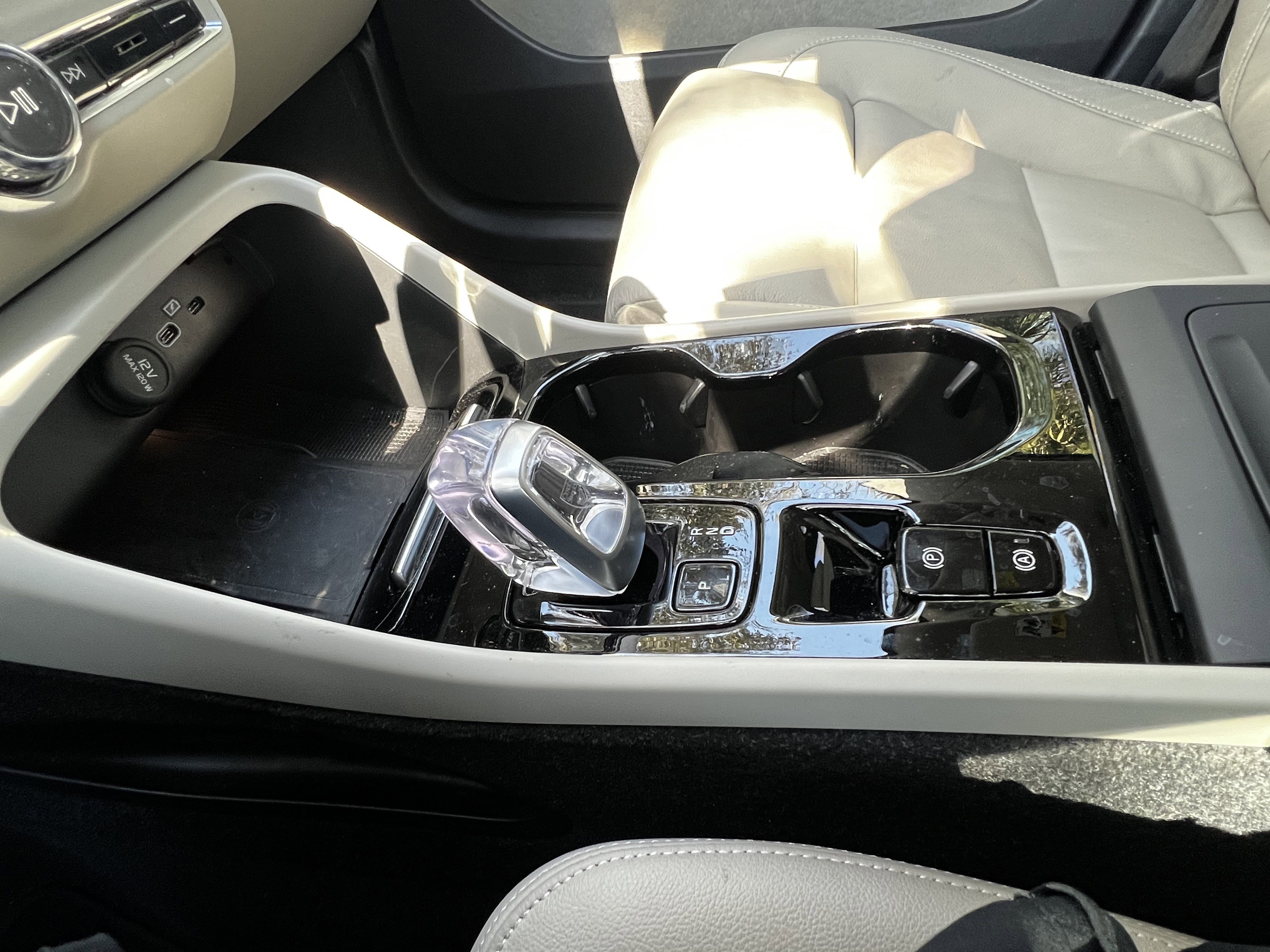 Used 2023 Volvo XC40 B5 Plus image 26