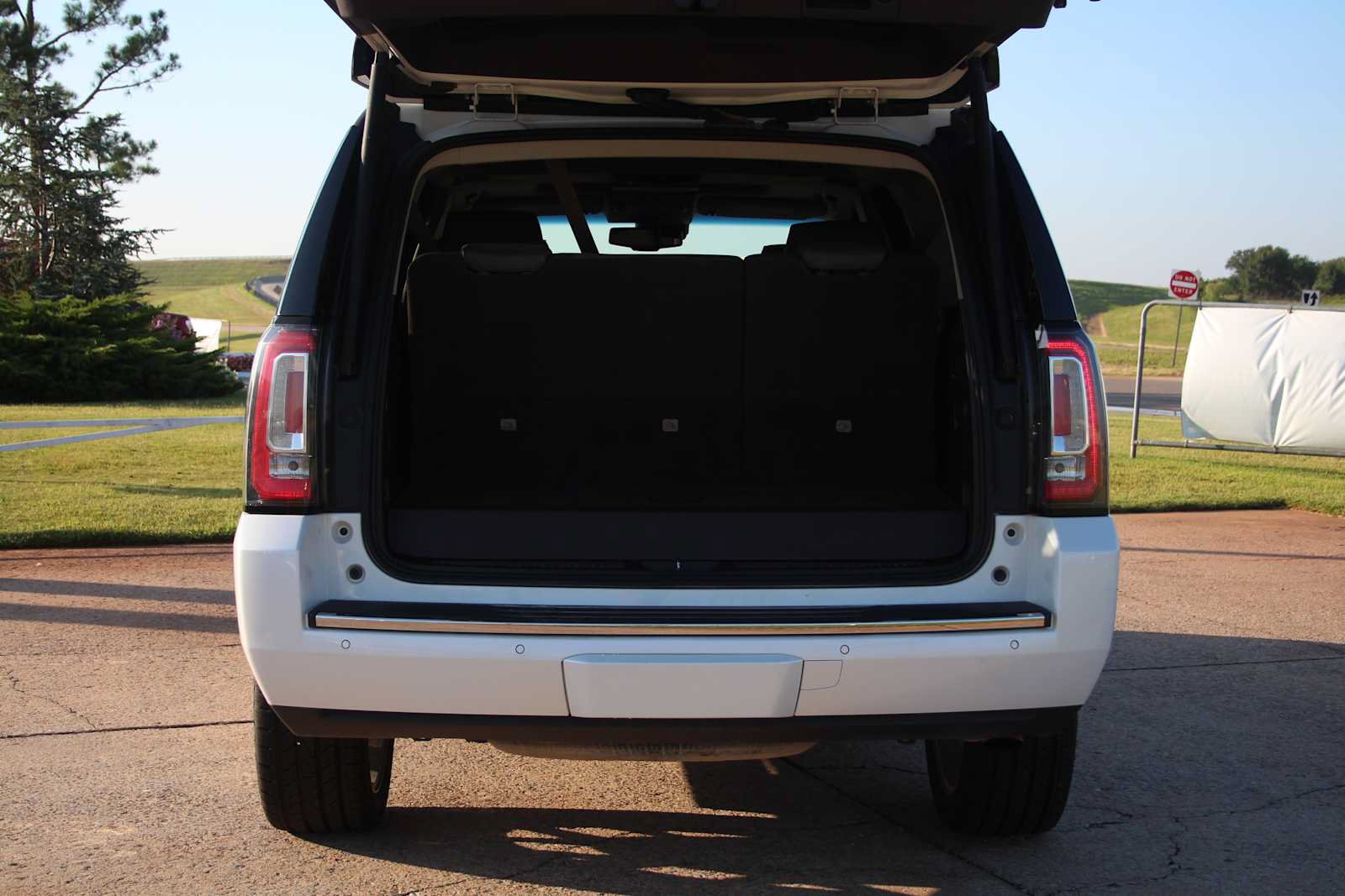Used 2020 GMC Yukon Denali w/ Open Road Package AWD/4WD image 10