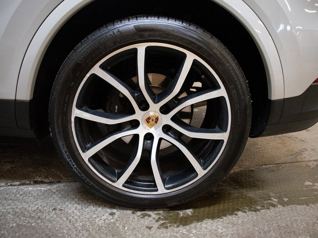Certified 2023 Porsche Cayenne Platinum Edition image 14