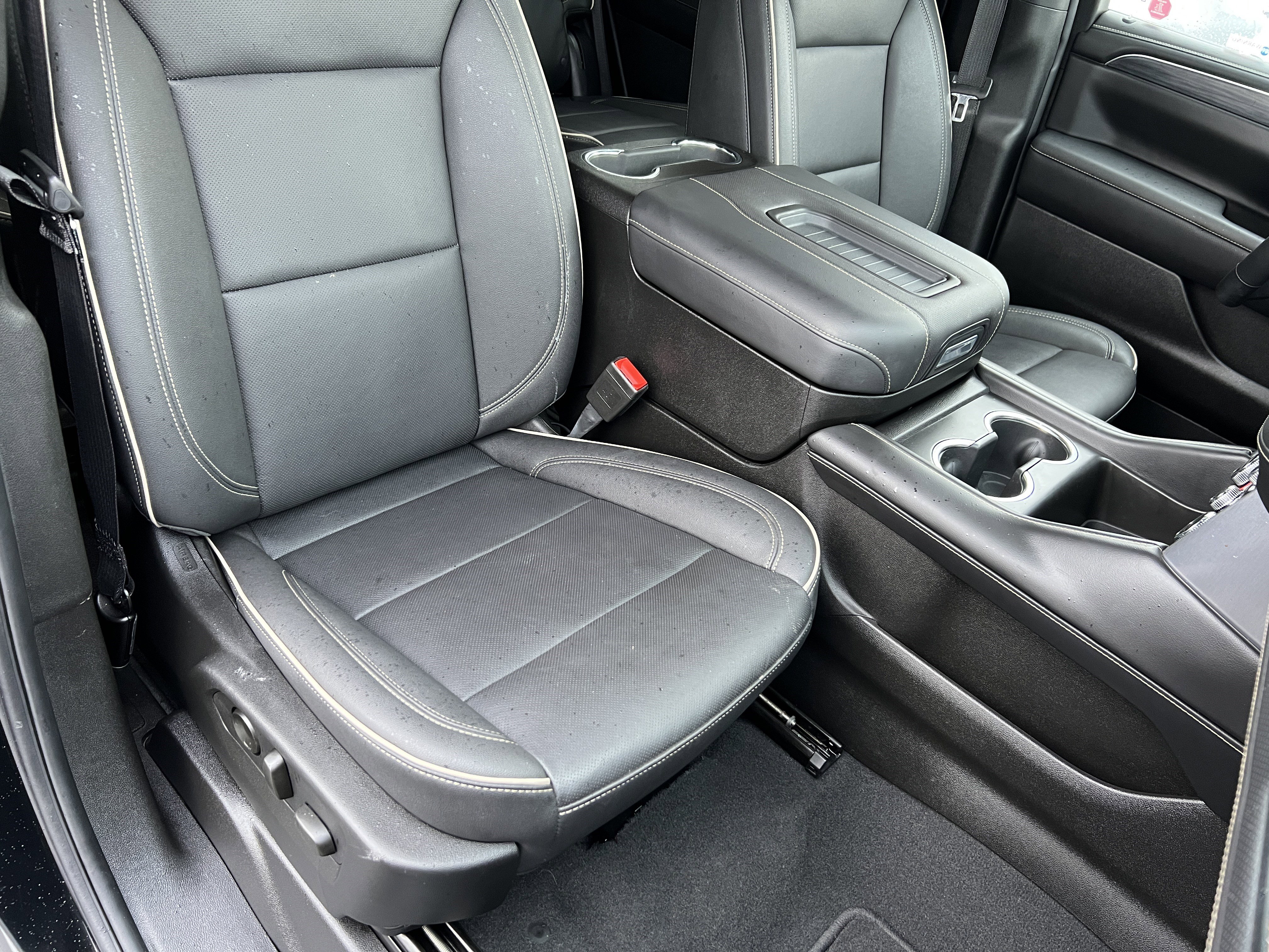 Used 2024 GMC Yukon SLT w/ SLT Luxury Package image 28