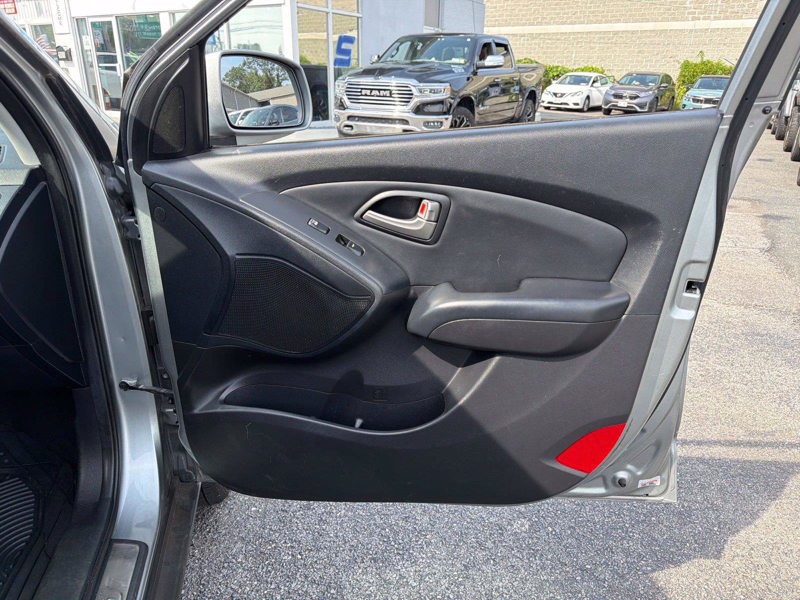 Used 2010 Hyundai Tucson Limited w/ Premium Pkg 4 FWD image 15