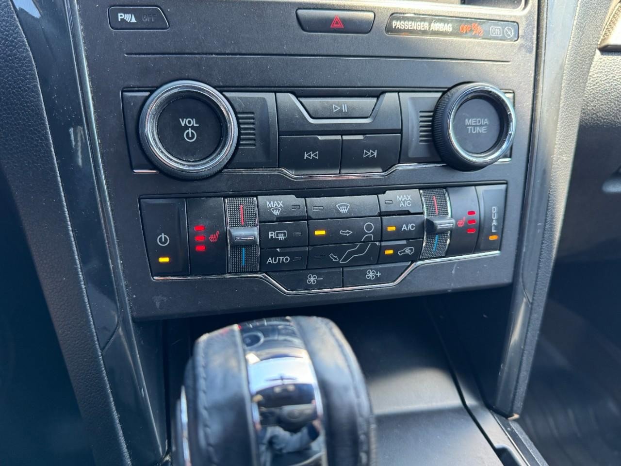 Used 2018 Ford Explorer XLT w/ Equipment Group 202A FWD image 18