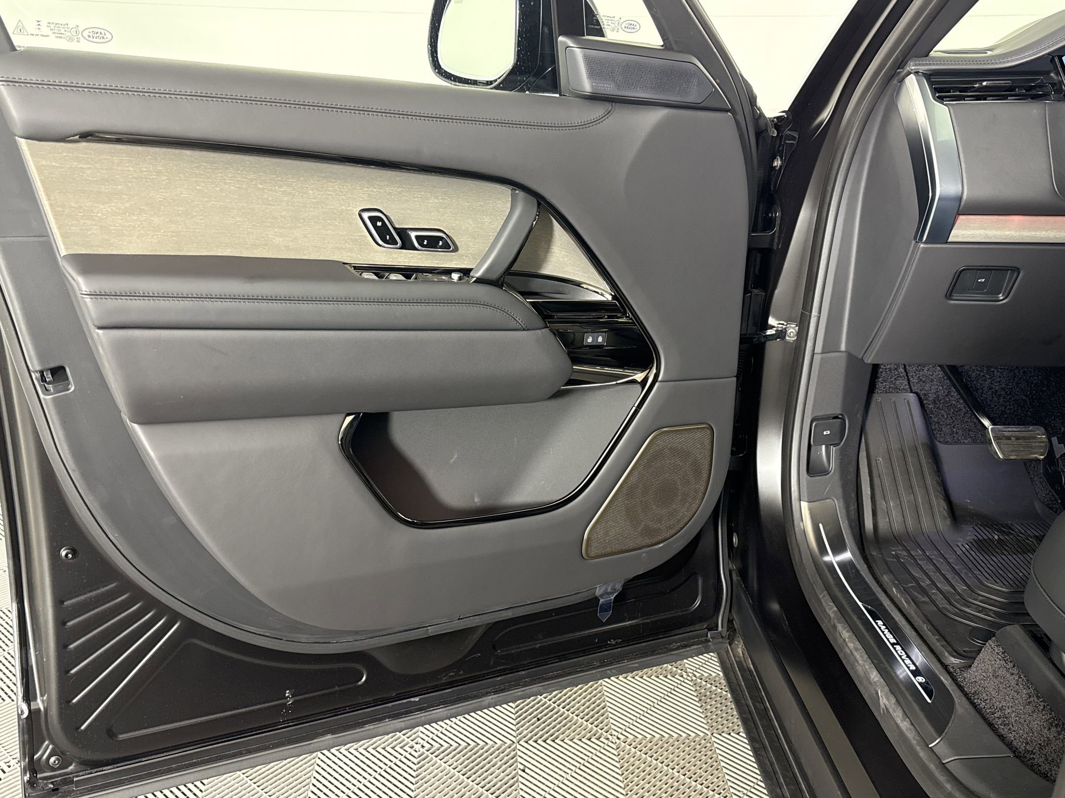 New 2026 Land Rover Range Rover SV image 18