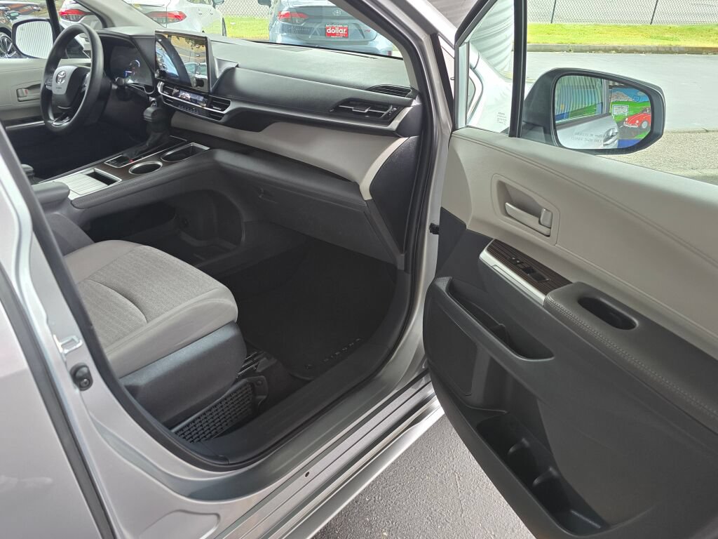 Used 2024 Toyota Sienna LE AWD/4WD image 12
