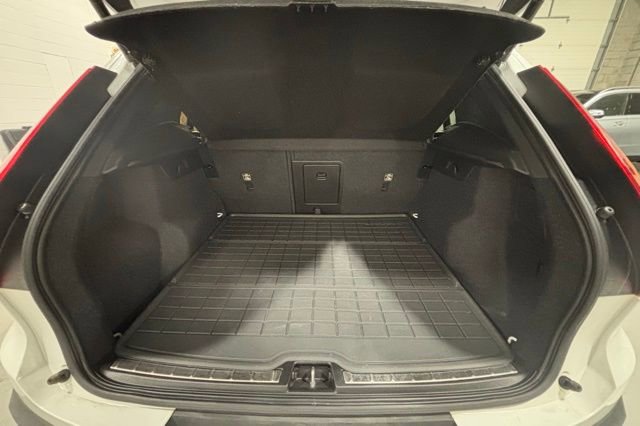 Used 2022 Volvo XC40 T5 Inscription w/ Climate Package image 19