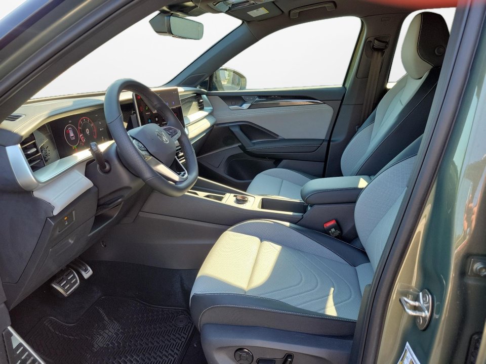 New 2026 Volkswagen Tiguan SE R-Line FWD image 9