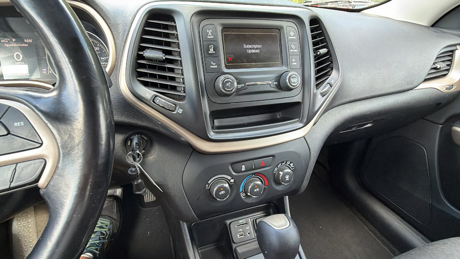 Used 2018 Jeep Cherokee Latitude w/ Altitude Package FWD image 31