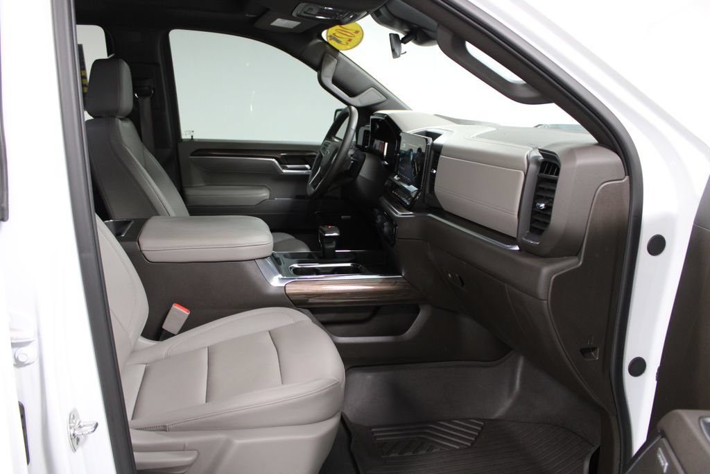 Used 2025 Chevrolet Silverado 1500 LT Trail Boss w/ LT Trail Boss Premium Package AWD/4WD image 31