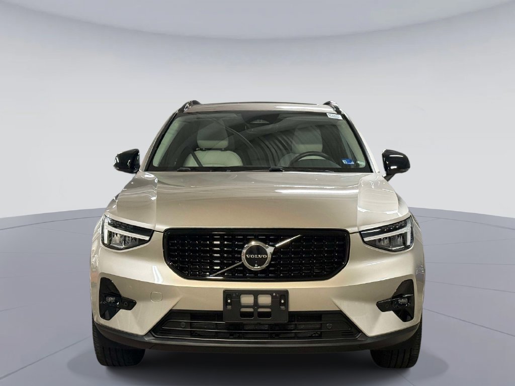 Used 2024 Volvo XC40 B5 Plus AWD/4WD image 8