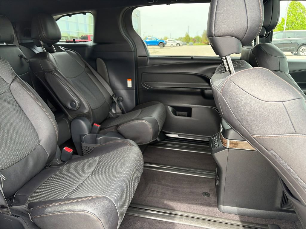 Used 2025 Toyota Sienna Platinum AWD/4WD image 34